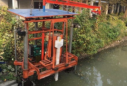 自走式生態河堤打樁機